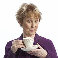 ハドソン夫人役のユナ・スタッブス