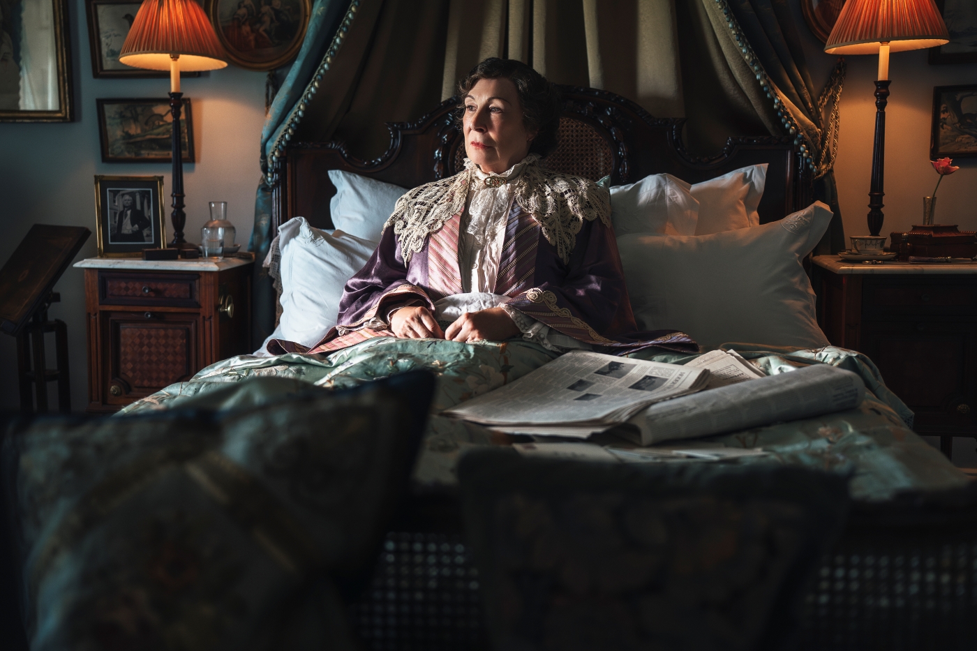 レディ・トレシリアン役のアンジェリカ・ヒューストンの公式場面写真